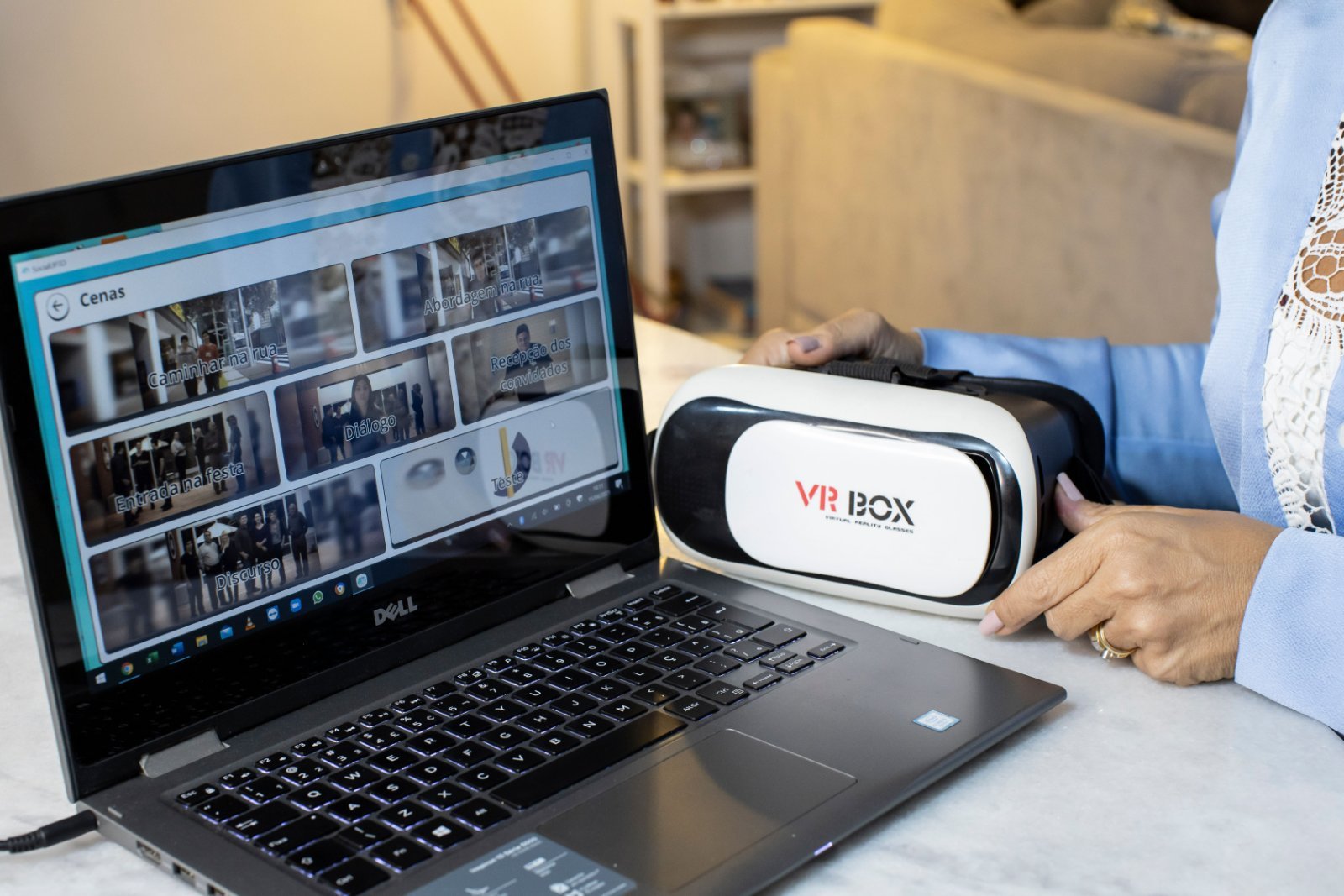 Tela do aplicativo SocialUP3D com cenas de exposição em Realidade Virtual